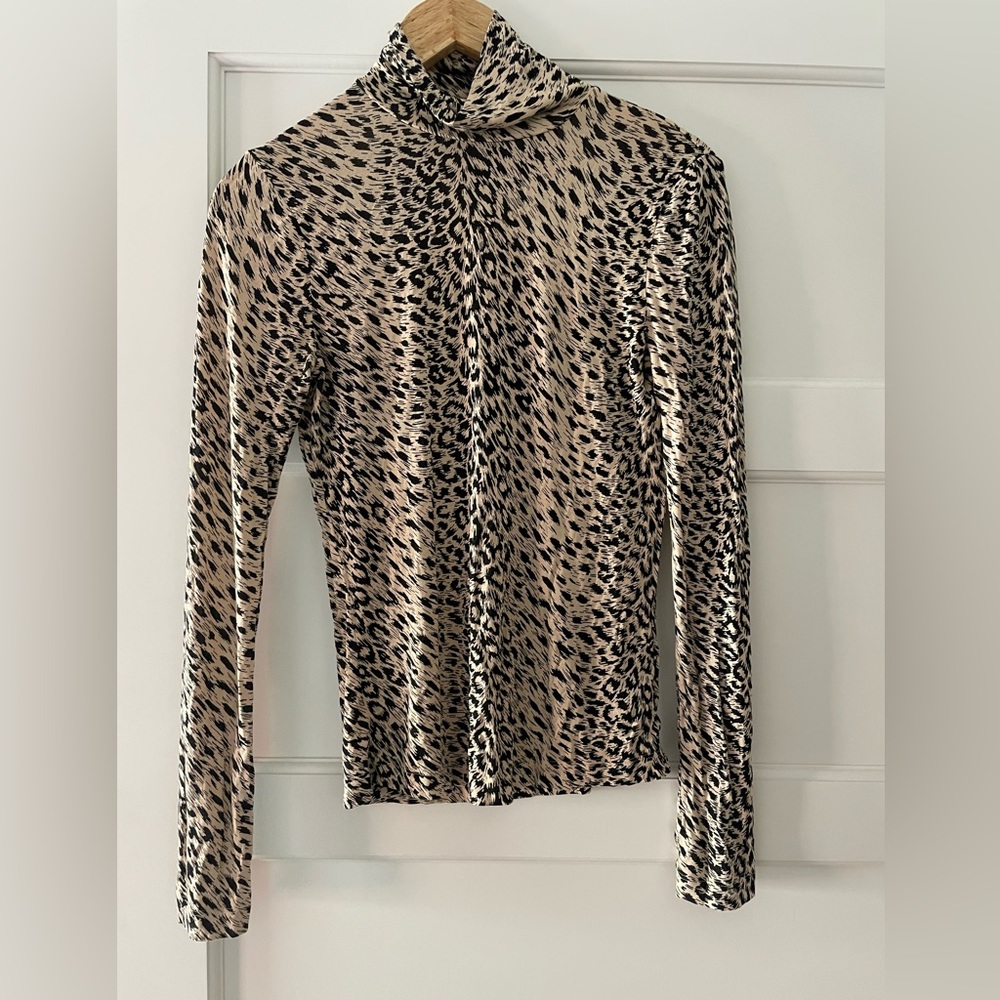 & Other Stories leopard print turtleneck top! Size M.